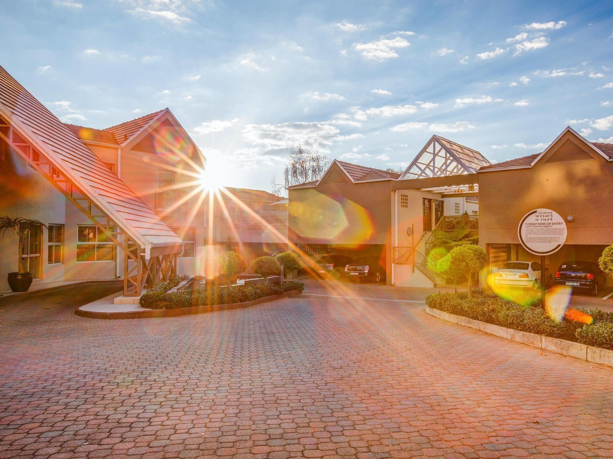 Courtyard Hotel Sandton Johannesburg Exterior foto