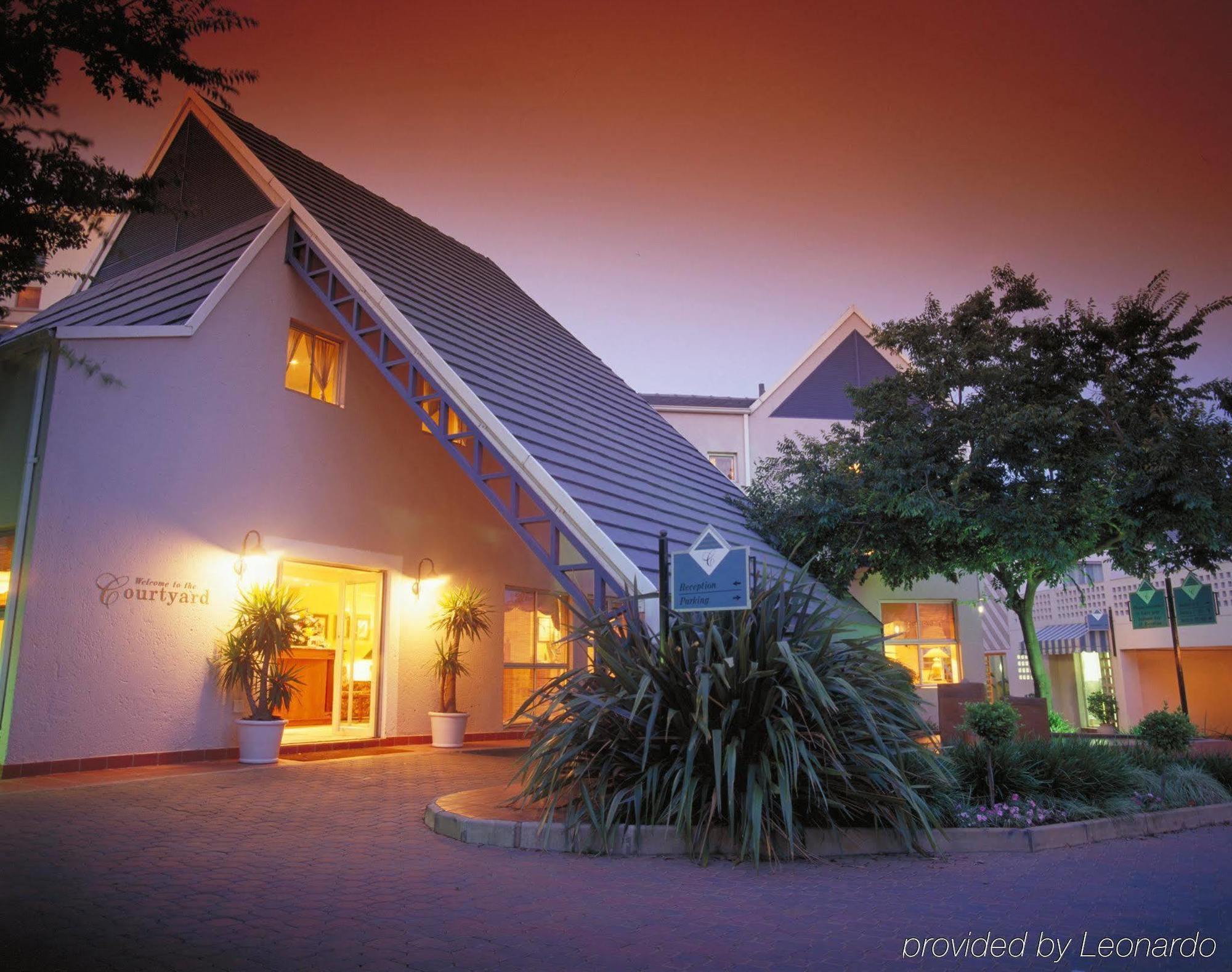 Courtyard Hotel Sandton Johannesburg Exterior foto