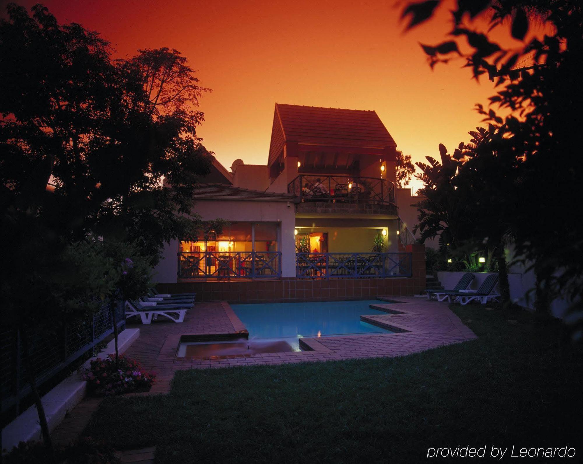 Courtyard Hotel Sandton Johannesburg Exterior foto