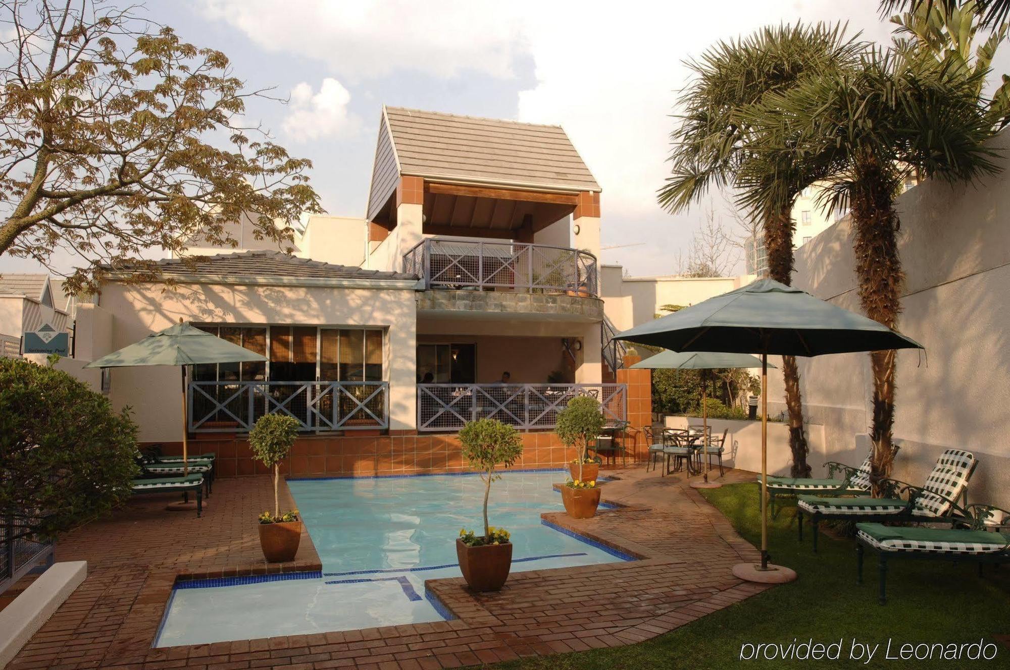 Courtyard Hotel Sandton Johannesburg Exterior foto