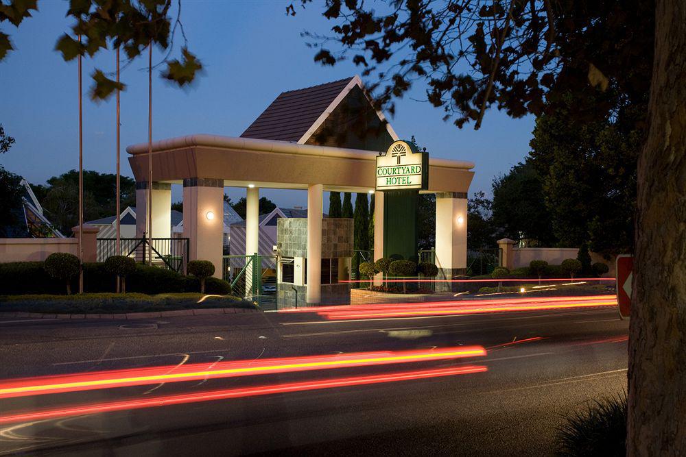 Courtyard Hotel Sandton Johannesburg Exterior foto