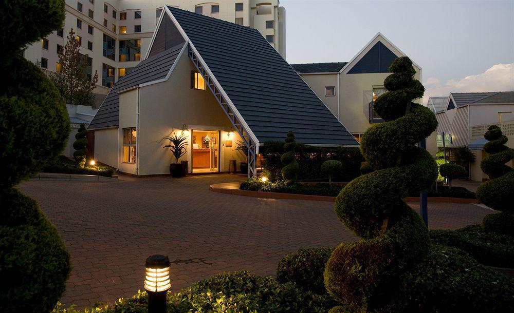 Courtyard Hotel Sandton Johannesburg Exterior foto